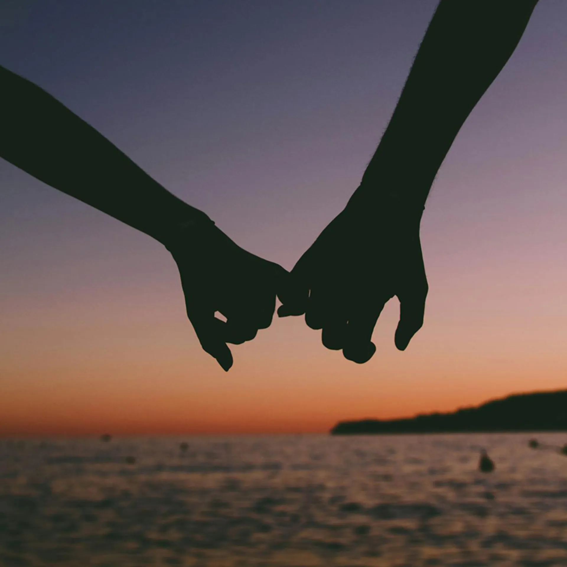 Holding hands beach 800x800