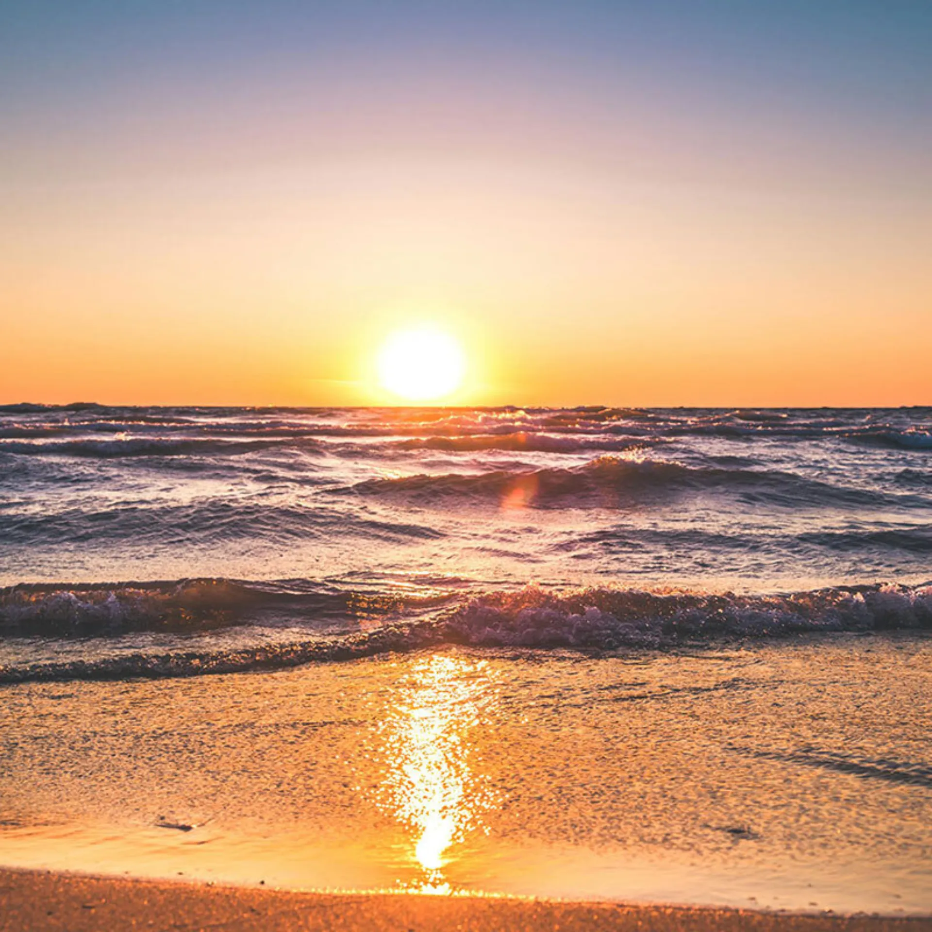 Sunset over ocean 800x800